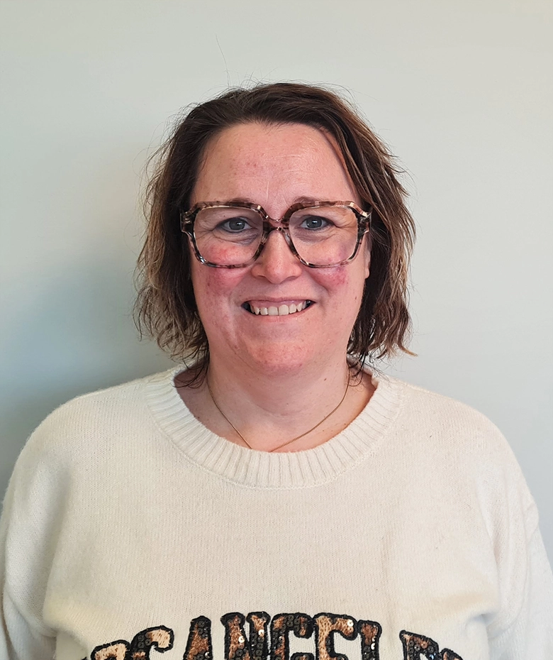 Portret van Carmen Hovaere, rouw- en verliescoach bij Praktijk West